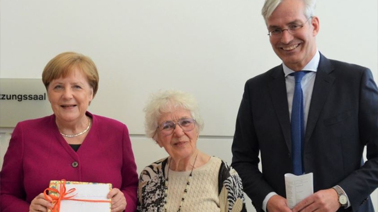 Mit Angela Merkel und der Holocaustüberlebenden Prof. Laureen Nussbaum